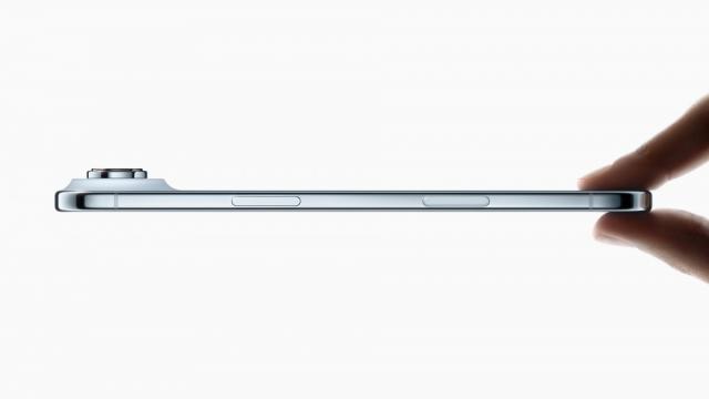 <b>iPhone Air a debutat în sfârșit! Cel mai subțire iPhone creat vreodată vine cu hardware de top și un singur obiectiv foto</b>iPhone Air e aici și da, Apple chiar a reușit să-l facă mai subțire decât un iPad Pro. La doar 5,6 mm în talie, noul model e oficial cel mai subțire iPhone lansat vreodată. Construit din titan reciclat, cu un interior frezat la precizie pentru a face loc