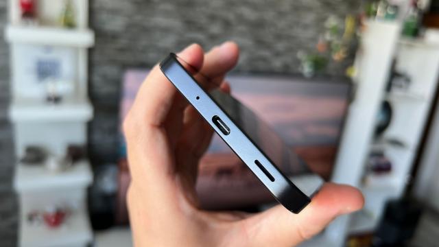 <b>Samsung Galaxy A17 5G: Acustică cu un singur difuzor, cu volum puternic pentru a auzi orice alarmă</b>Din când în când mai avem pe masa de teste și telefoane care au un singur difuzor la bord, cu toate că norma pare a deveni setup-ul hibrid cu difuzor la bază și earpiece de sus folosit pe post de difuzor. Samsung Galaxy A17 5G are doar unul 