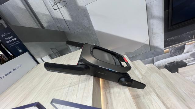 <b>IFA 2025: Tehnologie de pe Marte... pe Pământ - Eufy Mars Walker în acţiune (Video)</b>Când mi-a zis colegul meu Claudiu că la standul Eufy de la IFA 2025 e un aspirator robot care urcă scări abrupte nu am fost foarte surprins. Văzusem ceva de gen şi la Dreame. În realitate totuşi mi-a depăşit aşteptările
