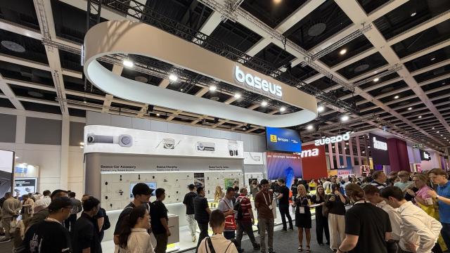 <b>IFA 2025: Turul standului Baseus - cu ochii pe noile lor căşti, camere de securitate cu alimentare solară</b>De Baseus aţi auzit cu siguranţă, deoarece e o companie apreciată pentru accesoriile sale. Ei bine la IFA 2025 au adus şi o pereche de căşti cu acustica Bose şi câteva produse despre că nu ştiam. Vedetă? Aş zice camera de securitate cu lentilă duală