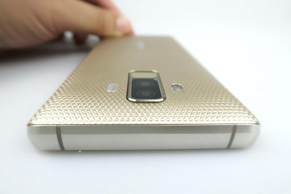 Bluboo S3: Design de telefon făcut parcă din resturi de tancuri din război