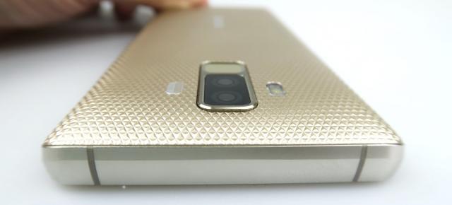 Bluboo S3: Design de telefon făcut parcă din resturi de tancuri din război