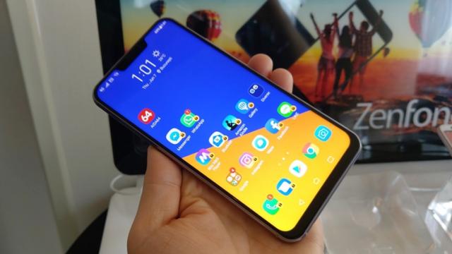 <b>ASUS ZenFone 5z este oficial cel mai ieftin telefon cu procesor Snapdragon 845; Disponibil în România de săptămâna viitoare</b>În cadrul unui eveniment marca ASUS desfășurat astăzi în România și-a făcut apariția și smartphone-ul ASUS ZenFone 5Z, unul dintre cele mai accesibile smartphone-uri cu procesor Snapdragon 845 de pe piața locală. Am aflat că debutul său comercial