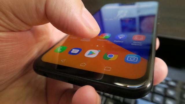 <b>ASUS ZenFone 5 (ZE620KL): Baterie mai bună decât la ZenFone 4, în rând cu rivalii</b>ASUS ZenFone 5 are deja previzibilă baterie de 3300 mAh, mă rog nu aşa previzibilă dacă eşti LG şi pui doar 3000 mah la peste 6 inch. Dar aceea e altă poveste. ASUS promite atât încărcare rapidă pe ZenFone 5, cât şi funcţii AI legate de încărcare.