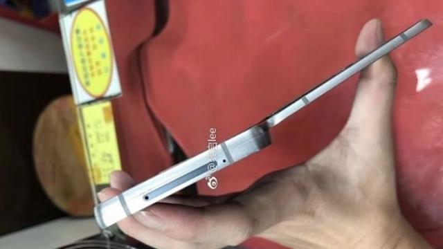 <b>Aşa arată prototipul de telefon Samsung pliabil, cu două ecrane; Leit ZTE Axon M!</b>Finalul săptămânii ne aduce și un leak tare interesant, unul ce constă în fotografii hands-on cu prototipul de smartphone pliabil Samsung pe care sud-coreenii îl testează încă din 2015 aparent. Ce vedem aici este un design leit cu cel adoptat 
