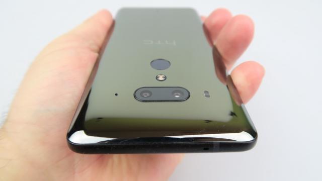 <b>HTC U12+: Hardware cu suişuri şi coborâşuri</b>HTC U12+ e în multe feluri upgrade de la HTC U11+, dar în câteva moduri e şi un downgrade. În primul rând bateria scade de la 3930 mAh la 3500 mAh şi nu doar pe hârtie, se simte şi în realitate. Apoi ecranul e cam la fel, cu aceeaşi diagonală şi rezoluţie