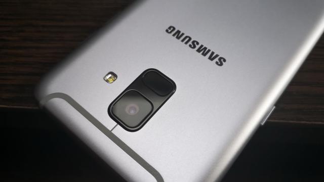 <b>Samsung Galaxy A6 (2018) Review</b>Samsung Galaxy A6 (2018) ne-a dat din prima senzaţia că e un Galaxy A8 (2018) mai light şi cu design de Galaxy J5 (2017), doar ca mai alungit. E înrudit cu Galaxy J6, având grosul dotărilor sale, dar un plus la cameră. A sosit în mai 2018 şi costă..
