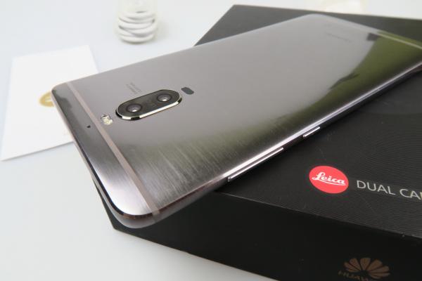 Huawei Mate 9 Pro Unboxing: Huawei pariază pe forme curbate (Video)