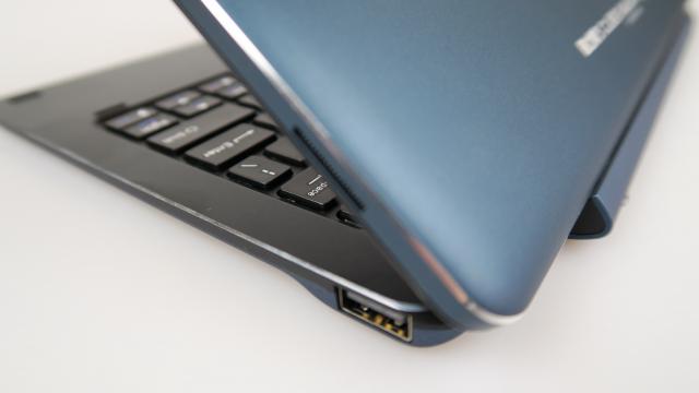 <b>Cube iWork 10 Ultimate: Design metalic solid, aderenţă bună</b>În general tabletele din China, de la brandurile care nu sunt chiar familiare oricui fac câteva sacrificii la capitolul design. Fie sunt prea butucănoase, fie scârţâie, fie se bazează mai mult pe policarbonat decât metal. Cube iWork 10 Ultimate este o..