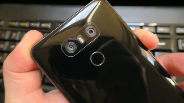 <b>LG G6: Cameră zmeu la fotografiere, Prâslea cel subnutrit la video</b>LG G5 şi G4 se pot lăuda că în ultimii ani au avut un punct forţe de care s-au ancorat puternic: realismul culorilor din fotografiile capturate. Chiar dacă şi alte flagship-uri se descurcau bine în acea zonă, LG pur şi simplu reuşea să se apropie cel..