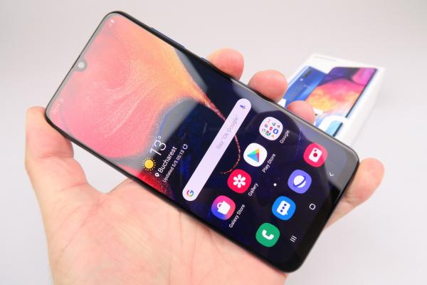 Samsung Galaxy A50 Unboxing: cel mai dorit telefon midrange vine cu cameră triplă și corp din "Glasstic" (Video)
