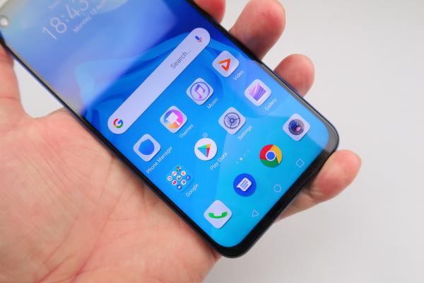 Honor View 20: Display măricel, pioner în decupaj