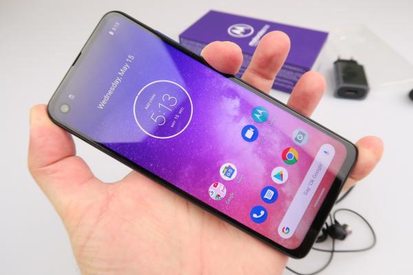 Motorola One Vision Unboxing + Pre Review: telefonul premierelor pentru Motorola, cinematic şi cu accent pe fotografia nocturnă (Video)