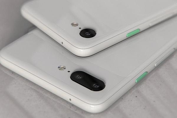 Google Pixel 4 și Pixel 4 XL se lasă admirate în noi randări concept, cu decupaje bulină în ecran pentru camera selfie