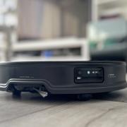 Roborock Saros 10R Review: Aspiratorul robot care mișună și sub mobilierul din casa ta, cel mai slim Roborock, acum și cu spălare mop cu detergent