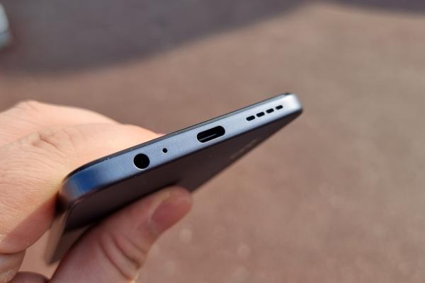 Infinix Hot 50 Pro 4G: Acustică stereo satisfăcătoare, cu două difuzoare separate de earpiece + jack de 3.5 mm pentru căști