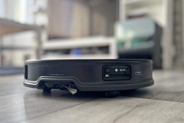Roborock Saros 10R Review: Aspiratorul robot care mișună și sub mobilierul din casa ta, cel mai slim Roborock, acum și cu spălare mop cu detergent