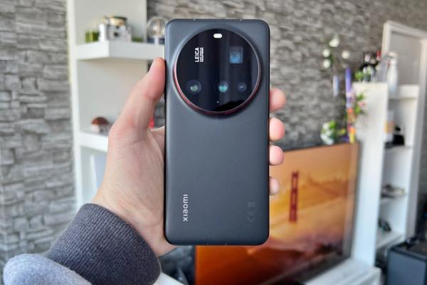 Xiaomi 15 Ultra: Design-ul care îmbină durabilitatea cu estetica, modul foto impunător și fibră de sticlă în spate