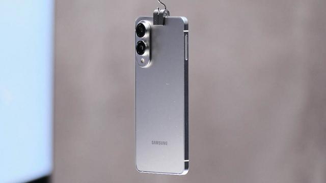 <b>Samsung Galaxy S25 Edge se lansează pe 16 aprilie! Cel mai subțire flagship Samsung vine în cantități limitate</b>Samsung pregătește lansarea oficială a lui Galaxy S25 Edge. Conform unui nou raport din Coreea de Sud, data evenimentului ar fi 16 aprilie. Fiind vorba de fusuri orare diferite, în unele regiuni lansarea ar putea avea loc chiar pe 15 aprilie