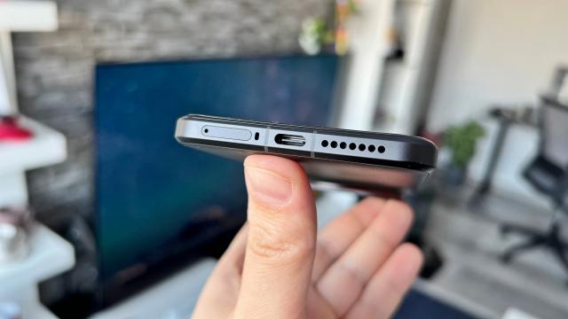 <b>Xiaomi 15 Ultra: Acustică Xiaomi Sound sau Dolby Atmos la alegere, livrată de difuzoare stereo</b>La fel ca multe alte smartphone și Xiaomi 15 Ultra apelează la un setup hibrid de difuzoare stereo și deja știți la ce mă refer, avem difuzor full la bază și earpiece sus care preia rolul de difuzor. Ne bucurăm de Dolby Atmos, certificare Hi-Res 