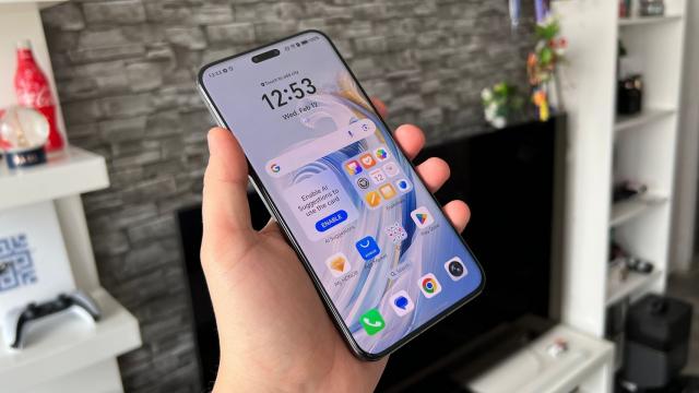 <b>HONOR Magic7 Pro: AI, Magic Portal 2.0, Software care fac viaţa turistului mai uşoară</b>Am petrecut câteva zile la munte, înconjurat de peisaje spectaculoase și aer curat, cu Honor Magic7 Pro drept companion digital. Noul flagship Honor a fost pus la treabă în toate scenariile posibile — de la drumeții prin pădure, poze cu peisaje alpine