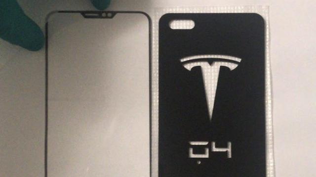 <b>Ne pregătește Tesla un smartphone? O fotografie cu presupusul Tesla QUADRA pare a sugera această posibilitate</b>În vreme ce vedem companii precum Porsche sau Lamborghini asociindu-se cu producători din lumea auto pentru a lansa terminale în ediție limitată, iată că Tesla ar putea trece la un nou nivel prin producția propriului său dispozitiv