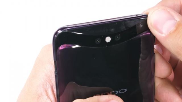 <b>Oppo Find X se îndoaie ca o mămăligă... şi e vulnerabil şi în zona mecanismului glisant; Iată testul de rezistenţă! (Video)</b>Cu mari speranțe youtuberul JerryRigEverything a primit pe masa sa de teste și smartphone-ul Oppo Find X, acesta fiind de altfel primul smartphone marca Oppo testat. Cum suntem obișnuiți și în cazul de față am avut parte de toată suita de 