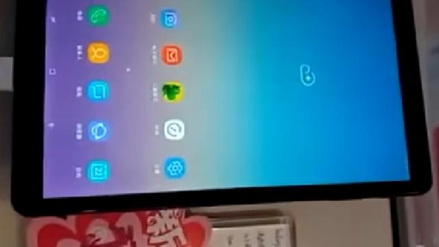 <b>Samsung Galaxy Tab S4 ni se dezvăluie mai devreme prin intermediul unui clip hands-on </b>La doar câteva momente de la aflarea veștii că tableta Samsung Galaxy Tab S4 s-ar putea lansa oficial pe data de 1 august, iată că acum avem parte și de o scăpare serioasă pentru noul dispozitiv. Vedem un prim clip video hands-on ce provine din