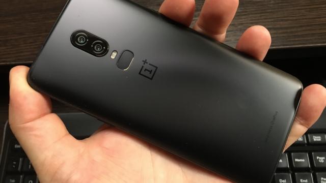 <b>OnePlus 6: Hardware maxim, împins la maxim</b>OnePlus 6 a împins la maxim dotările în 2018, pentru a nu mai fi criticat în vreun fel. Dacă m-aş chinui puţin aş găsi critici, pentru rezoluţia doar Full HD+ şi pentru bateria de 3300 mAh, dar în rest chiar nu avem ce să zicem. Chiar şi aşa având în..