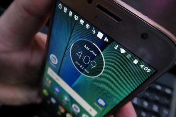 Motorola Moto G5S Plus: Conectivitate bunicică, dar fără noutăţi