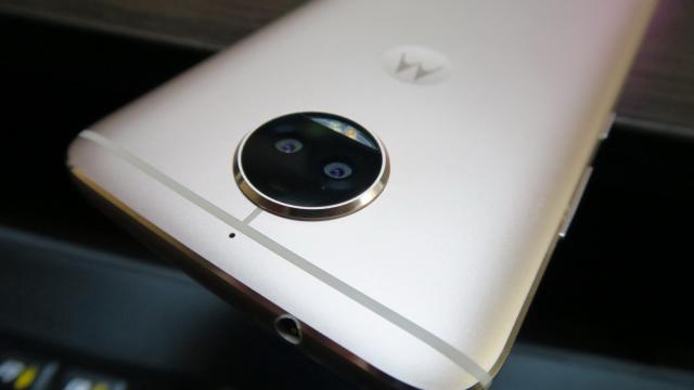 <b>Motorola Moto G5S Plus Review</b>În sfârşit un telefon Motorola cu camera duala! Nu că ar fi prea multe, dar măcar am spart gheaţa! E vorba despre Motorola Moto G5S Plus, terminal cu ecran de 5.5 inch şi care vine cu dotări atât de bune, încât se ia la trântă şi cu Moto Z Play.