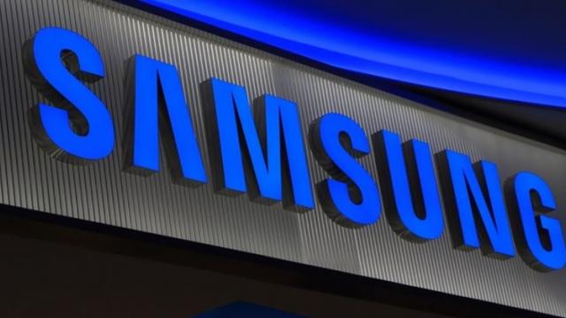 <b>Samsung acuzată că ar încetini telefoanele mai vechi de către autorităţile italiene; Sud coreenii se apără</b>Nu doar Apple este cu musca pe căciulă în aceste zile, ci și Samsung, companie acuzată de către autoritățile italiene că ar încetini cu bună știință telefoanele mai vechi. Sud-coreenii se apără spunând că nu a încetinit smartphone-urile prin