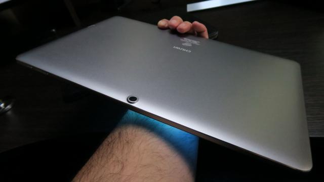 <b>Chuwi Hi13: Hardware de premiant al clasei, e fix ce trebuie</b>Chuwi Hi13 este una dintre puţinele tablete care se poate lăuda cu un ecran 3K, în acest caz un panou IPS LCD de 13.5 inch, cu rezolute de 3000 x 2000 pixeli. Are un procesor Intel Apollo Lake N3450, bunicel pentru sarcini de zi cu zi, mă refer la utiliza