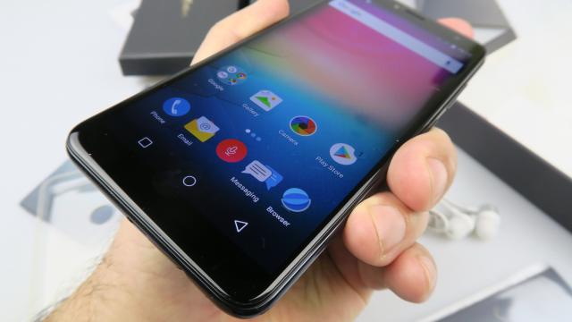 <b>Allview V3 Viper Unboxing: primul telefon Allview cu Android 8.0 Oreo şi cu Dual Whatsapp e aici (Video)</b>A sosit în sfârşit în teste mult aşteptatul Allview V3 Viper şi avem ocazia să vedem cum arată primul smartphone Allview cu Android 8.0 Oreo la bord. Inaugurează şi conceptul de "Dual Whatsapp" şi costă 899 lei. Scoatem din cutie terminalul mai jos şi..