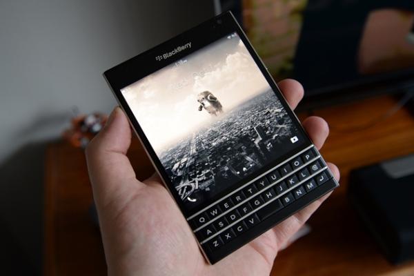Turul Magazinelor #356: BlackBerry Passport la super preţ, robot de bucătărie la reducere, plus cuţite din zirconiu-ceramică şi boxe de gaming
