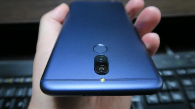 <b>Huawei Mate 10 Lite Review</b>Cu aproximativ o lună în urma eram prezenţi la debutul seriei Huawei Mate 10 în România, cu Mate 10 Pro în prim plan şi cu Mate 10 Lite ca vioara a doua. Pretenţioşii îl aveau şi pe Mate 10 Porsche Edition pentru a epata. Huawei Mate 10 Lite este totuşi..