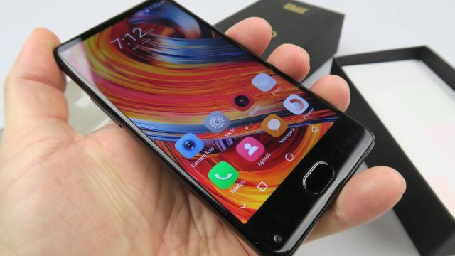 <b>iHunt Hero Unboxing: telefon cu aspect frontal arătos, multe accesorii la pachet (Video)</b>Recent pe masa noastră de teste a sosit și smartphone-ul de buget iHunt Hero, un telefon care se prezintă tare interesant la nivel de design cu al său ecran edge to edge. Are și o cameră duală în spate, dar și un senzor dublu pentru captura