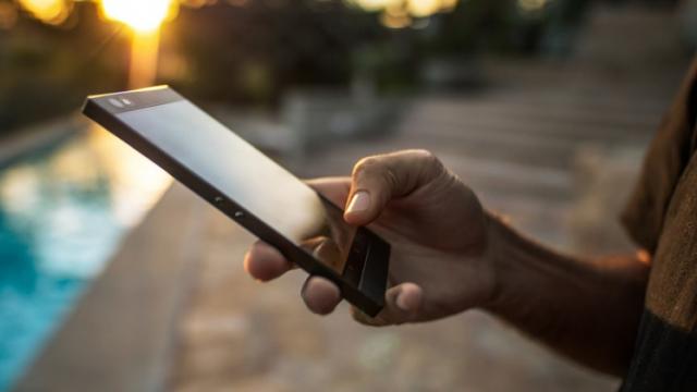 <b>Preț și disponibilitate Razer Phone în România</b>Gamerii au primit pe final de 2017 și un smartphone pe măsură, unul care deși nu face trecerea la aspectul 18:9, reușește să se remarce printr-un ecran inedit și prin cel mai puternic setup de difuzoare stereo de pe piață. Pentru că există