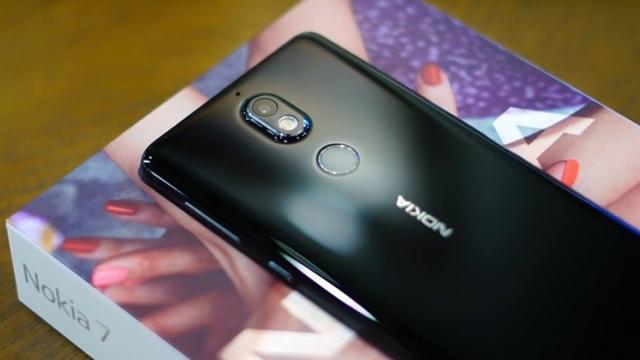 <b>Preț și disponibilitate Nokia 7 în România</b>Lansat inițial doar pe piața din China, Nokia 7 începe încet-încet să-și facă apariția și pe plan european, ba chiar la noi în țară prin intermediul unui retailer. Există și zvonuri cu privire la un debut global pentru acest handset astfel că 