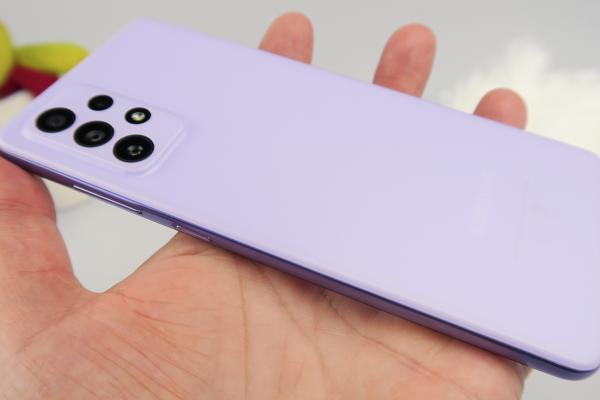 Samsung Galaxy A72 4G: Design-ul te cucereşte prin nuanţe, spate soft touch, soliditate