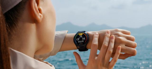 Preț și disponibilitate Huawei Watch 3 în România (+ căști wireless FreeBuds 4i cadou)