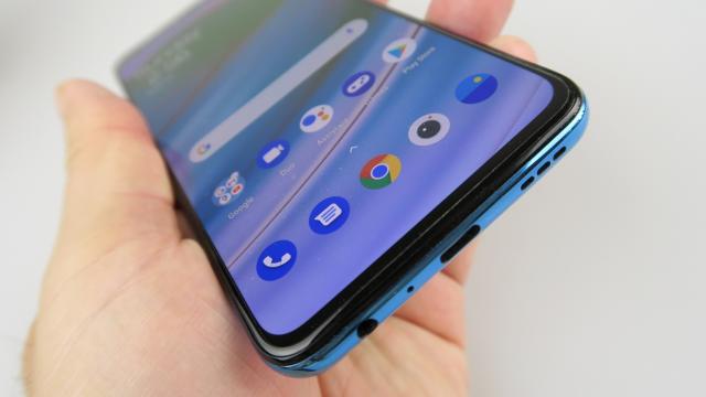 <b>OnePlus Nord CE 5G: Bateria poate vinde lejer telefonul singură</b>Unul dintre aspectele pe care OnePlus a pus accentul la prezentarea oficială a acestui telefon a fost bateria sa, de 4500 mAh. Asta în condiţiile în care predecesorul avea una de 4115 mAh. Încărcarea a rămas la fel, la 30% şi avem promisiunea alimentării