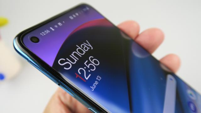 <b>OnePlus Nord CE 5G: Display mai luminos decât cel de pe OnePlus Nord</b>OnePlus Nord CE 5G are un ecran similar cu cel de pe OnePlus Nord, cu 2 mici modificări: scade diagonală de la 6.44 inch la 6.43 inch şi pierdem suportul HDR10+. Avem aici un panou Fluid AMOLED, cu rezoluţie de 2400 x 1080 pixeli, aspect 20:9