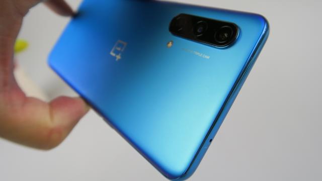 <b>OnePlus Nord CE 5G: Hardware "cusut" unde trebuie de OnePlus faţă de Nord-ul din 2020</b>OnePlus Nord CE 5G arată că OnePlus Nord, dar la interior se produc câteva schimbări. Bateria creşte în capacitate, deşi talia a scăzut, avem şi un CPU diferit, dar încă puternic. Scade insesizabil diagonală şi reapare jack-ul audio