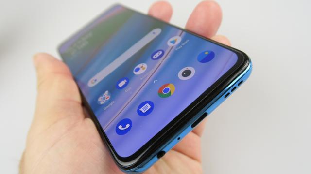 <b>OnePlus livrează prima actualizare software pe smartphone-ul Nord CE 5G, cu îmbunătățiri pentru ecran și captura selfie </b>La doar câteva zile distanță de la anunțul smartphone-ului Nord CE 5G (scos din cutie aici), iată că OnePlus aduce și prima actualizare software pe acest terminal. Update-ul la Oxygen OS 11.0.2.2 a început a fi distribuit 