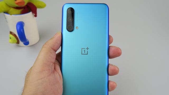 <b>OnePlus Nord CE 5G: Benchmark-uri satisfăcătoare, la bătaie cu telefoane cu Snapdragon 765G</b>OnePlus Nord CE 5G are un procesor arhicunoscut la interior, un Qualcomm Snapdragon 750G 5G. ACesta este un CPU octa core cu tehnologie de 7 nm şi cu GPU Adreno 619. L-am văzut deja pe telefoane ca Galaxy A52 5G şi Moto G 5G, dar şi Xiaomi Mi 10T Lite