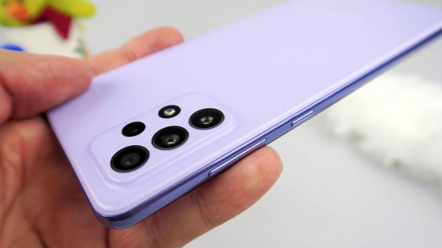 <b>Samsung Galaxy A72 4G review detaliat în limba română (Evaluare Mobilissimo)</b>Samsung a dus seria Galaxy A la un nou nivel în 2021, dotată cu specificaţii care se bat cu flagshipurile, uneori le surclasează chiar. Am avut multe de spus despre asta la recenzia lui Galaxy A52 5G şi continuăm pe aceeaşi linie la Galaxy A72 4G