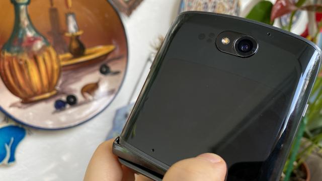 <b>Motorola RAZR 5G: Camera de telefon high midrange clasic, cu selfie de flagship</b>Motorola a adus la zi serios camerele de pe Moto RAZR odată cu trecerea la Moto RAZR 5G. trecem la o cameră selfie de 20 MP, cu deschidere F/2.2 şi HDR. În spate am trecut la o cameră singulară acum, o alegere curajoasă în 2020, dar senzorul este unul de 