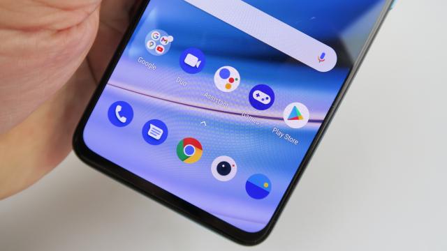 <b>OnePlus Nord CE 5G: OS, UI, aplicaţii cu un OxygenOS deja clasic, fără bătăi de cap</b>La capitolul software nu am prea multe să vă spun, pentru că experienţa de pe acest telefon OnePlus e în mare similară cu ce am primit pe OnePlus 9 şi 9 Pro. Rulează tot Android 11 şi OxygenOS 11, cu abordarea pe 3 teme principale: interfaţa stock