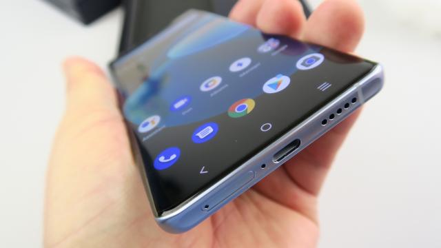 <b>Vivo X60 Pro: Baterie mult peste aşteptări, dacă subestimezi miliamperii-oră</b>Vivo X60 Pro tine musai să ne ofere un corp compact şi arătos, o greutate scăzută şi un format manevrabil, iar pentru a atinge acest deziderat taie nişte miliamperi, servindu-ne o baterie de 4200 mAh. Are parte de încărcare FlashCharge la 33W